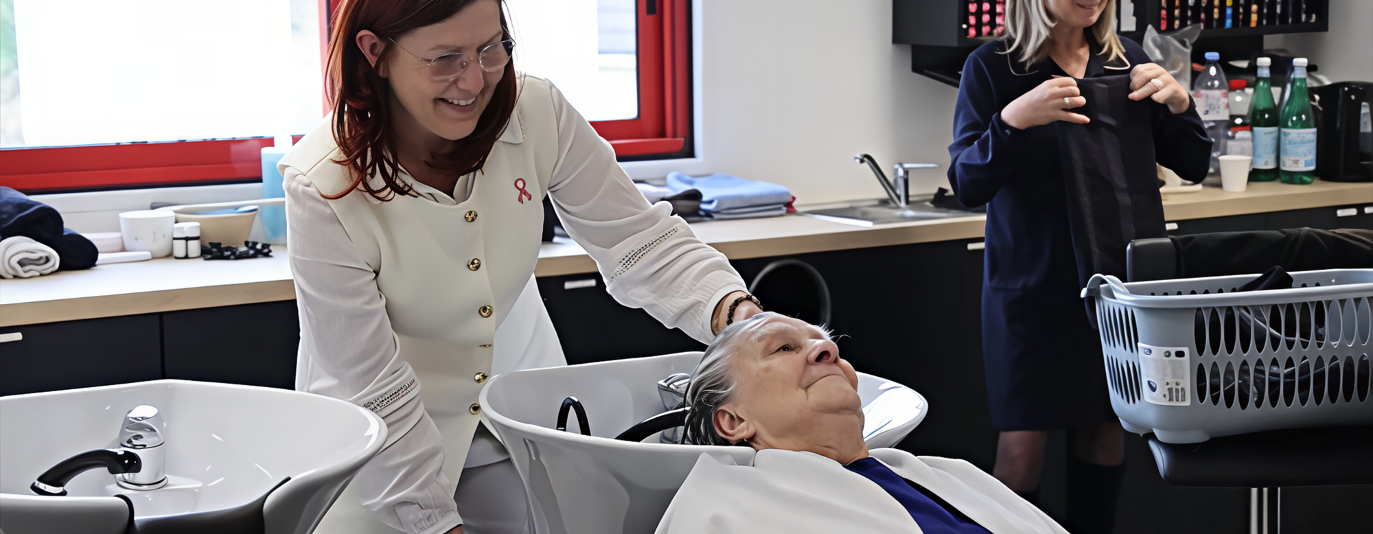 Socio-coiffeuse avec sa cliente