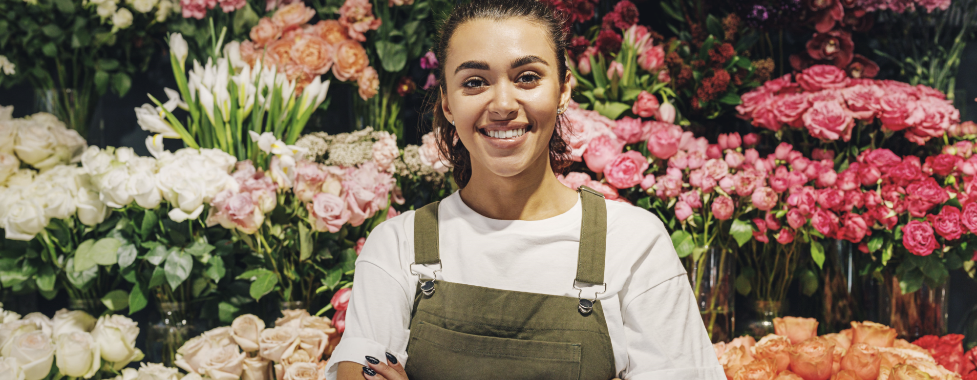 Jeune fleuriste souriante