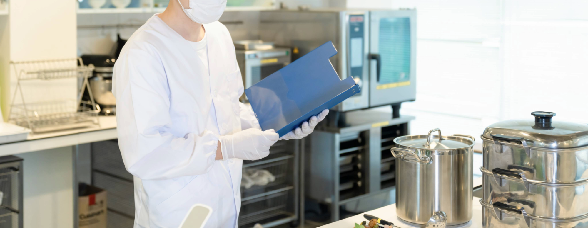 Personne avec un masque dans une cuisine