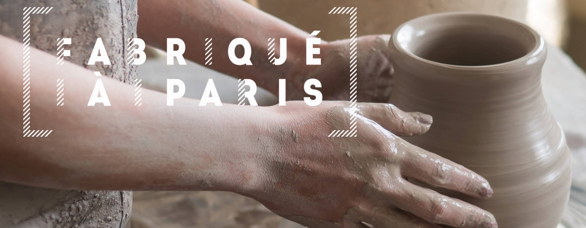Mains faisant de la poterie avec la mention "Fabriqué à Paris" entre crochet