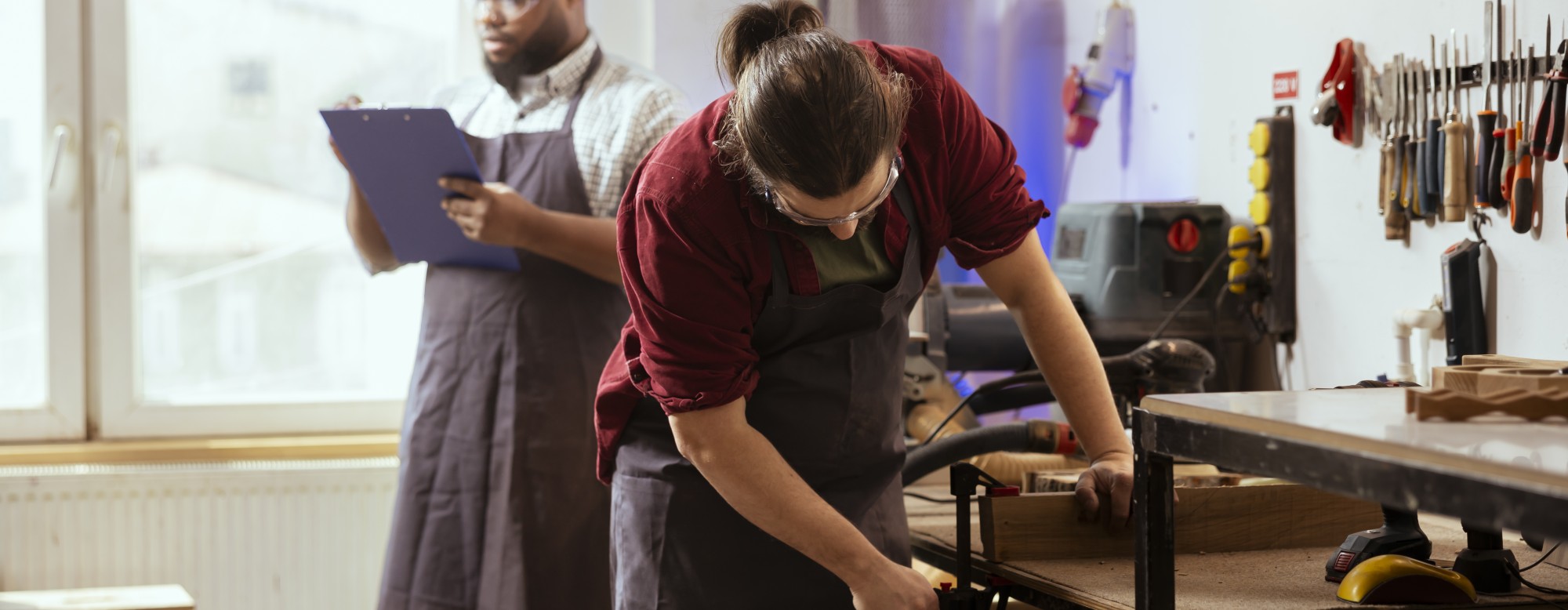 Travailleur du bois et son apprenti