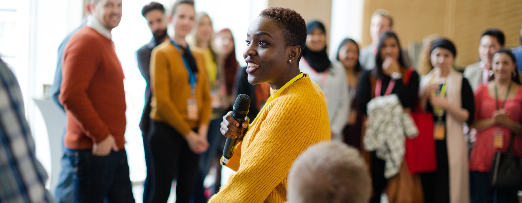Jeune intervenante en train de parler