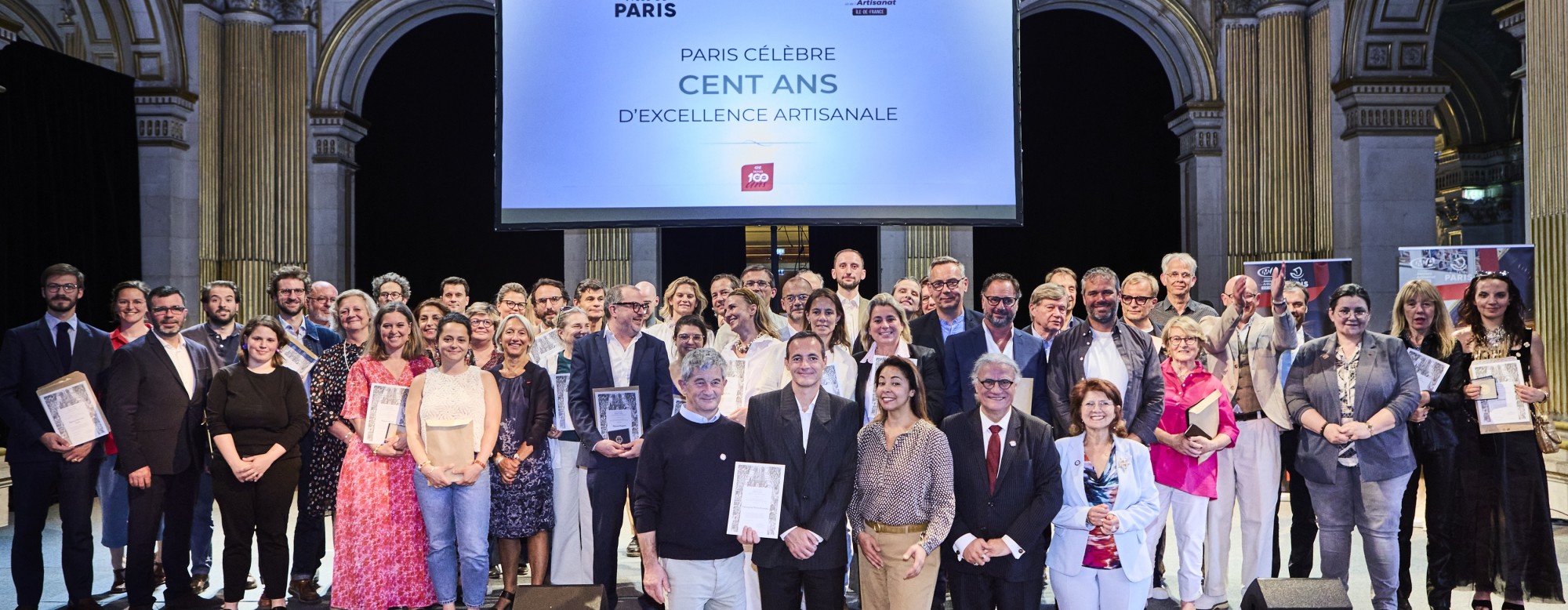 Photo de groupe des entreprises artisanales centenaires distinguées à l'Hôtel de Ville de Paris
