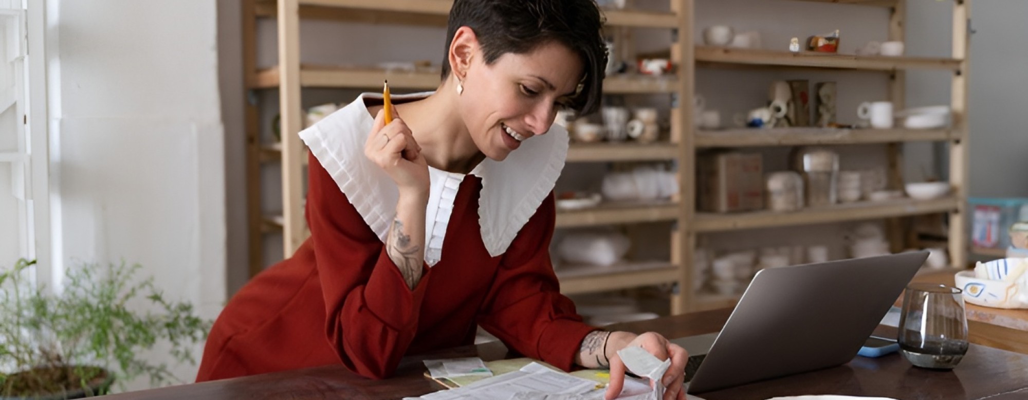 Jeune artisane en train de travailler sur son ordinateur
