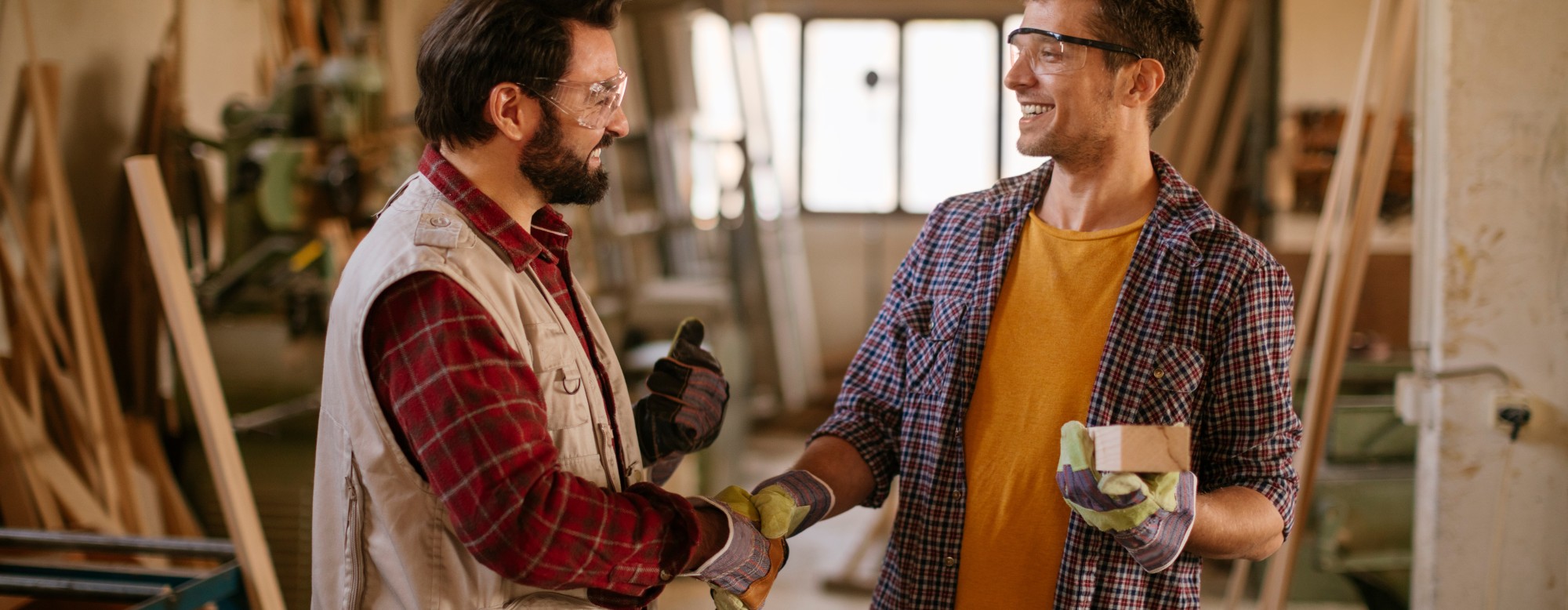 Poignée de main entre deux hommes dans un atelier