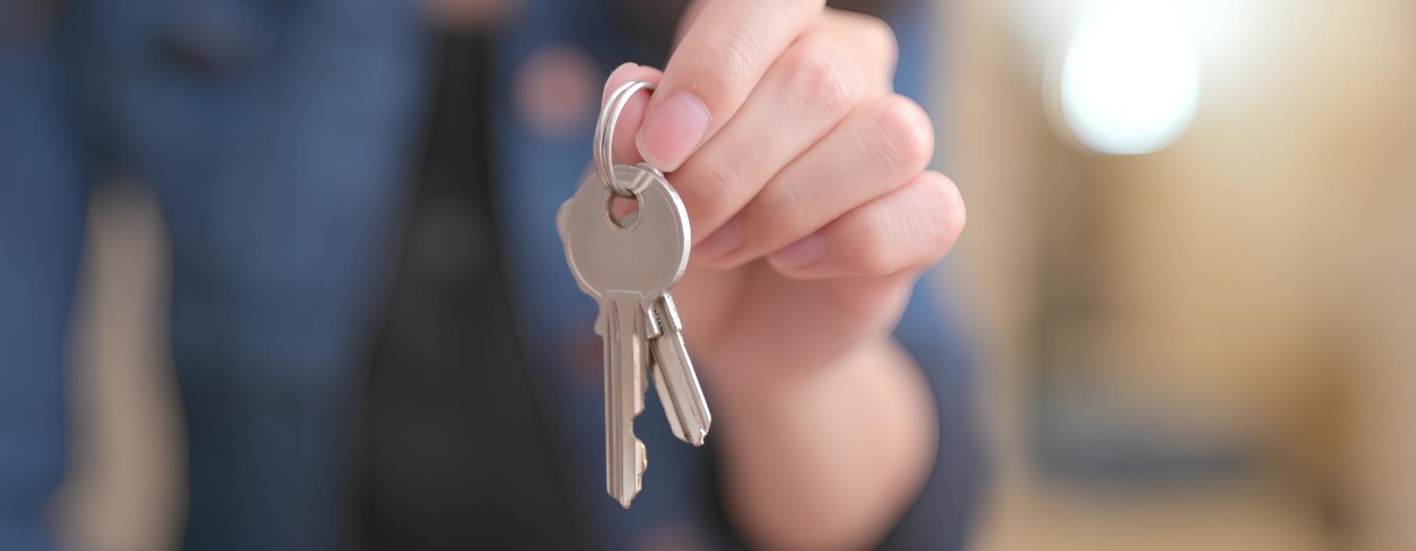 Femme qui tient des clés
