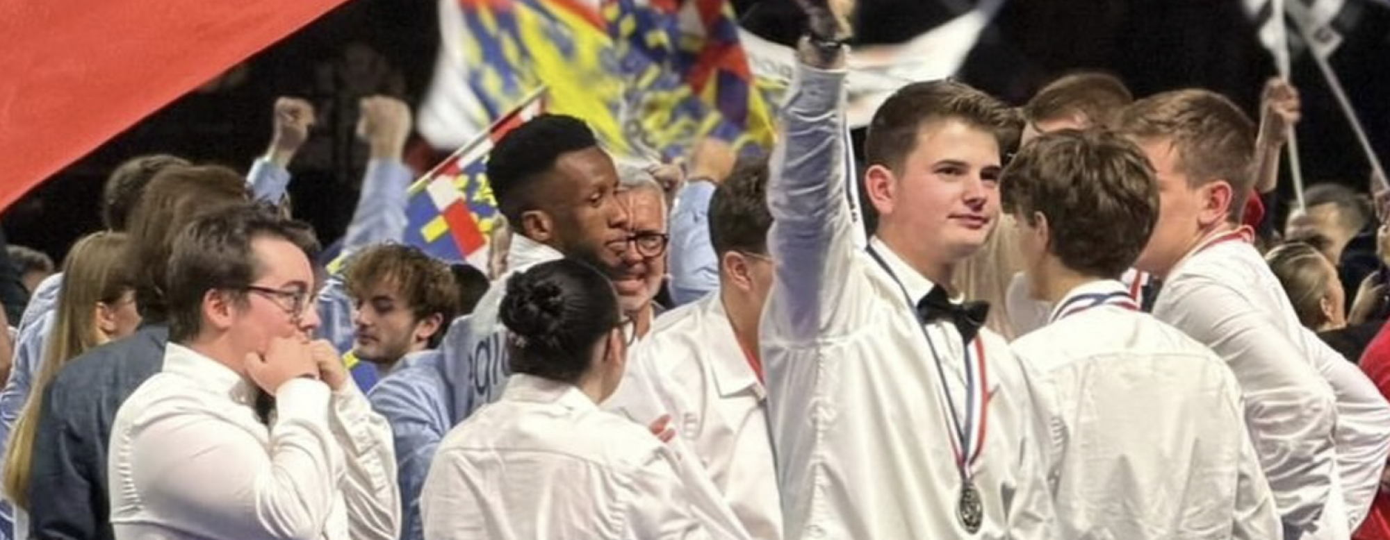 photo de lilyan avec le drapeau IDF et sa médaille 