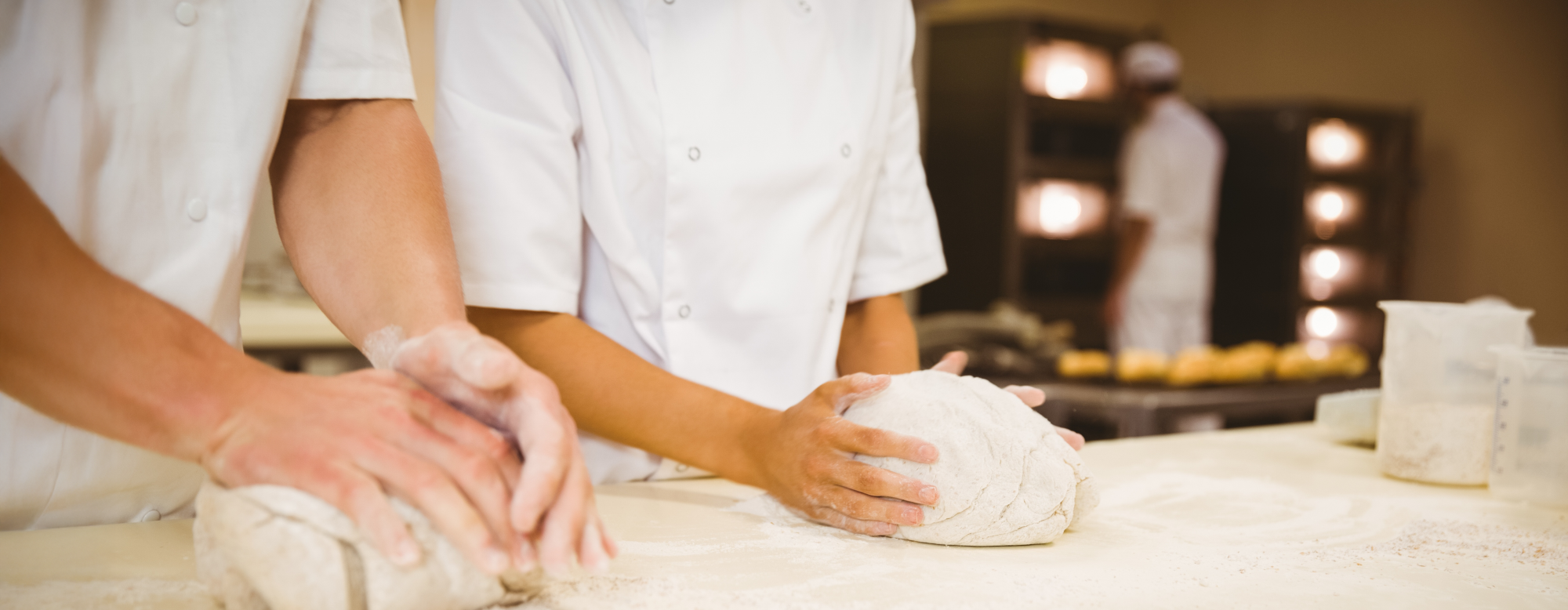 Une équipe de boulangers pétrissant la pâte