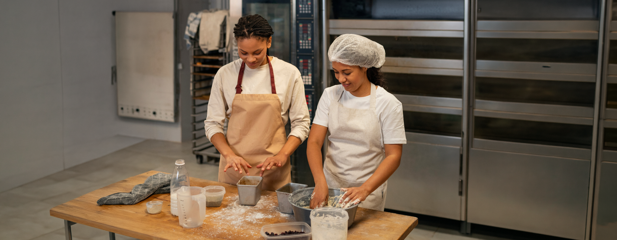 deux pâtissières  en plein travail