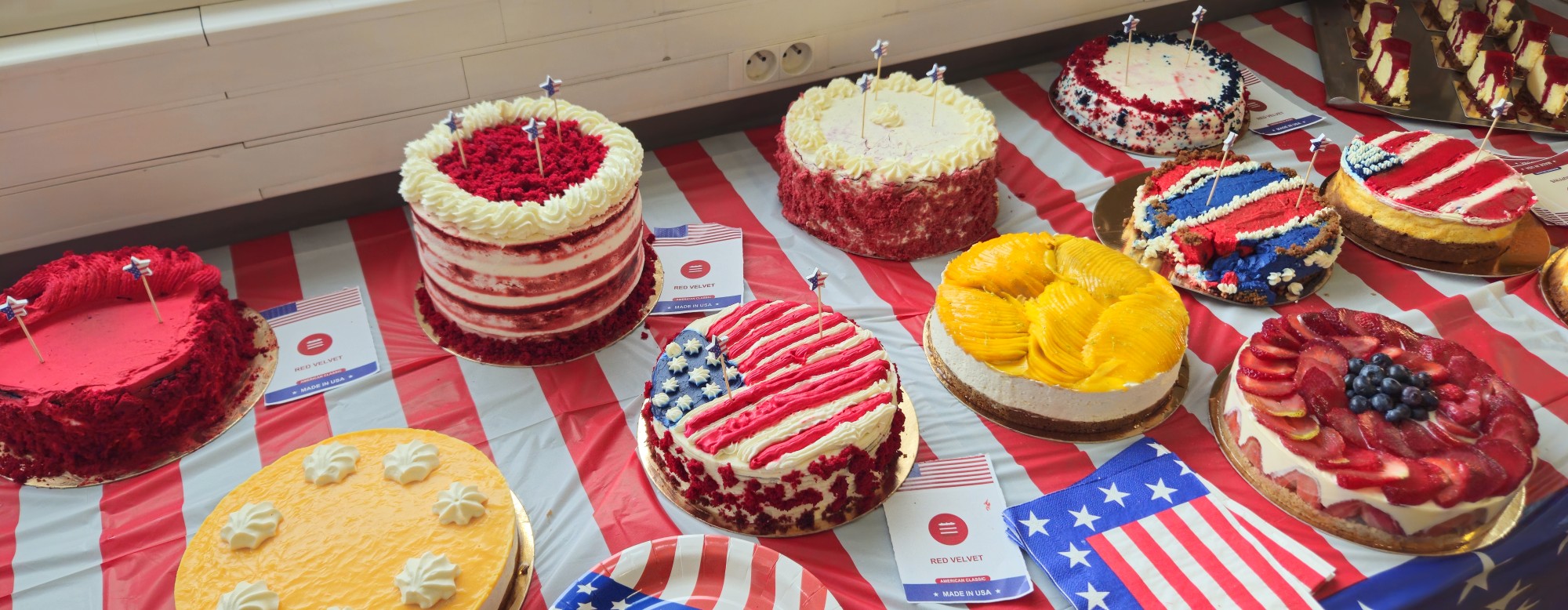 table avec les pâtisseries