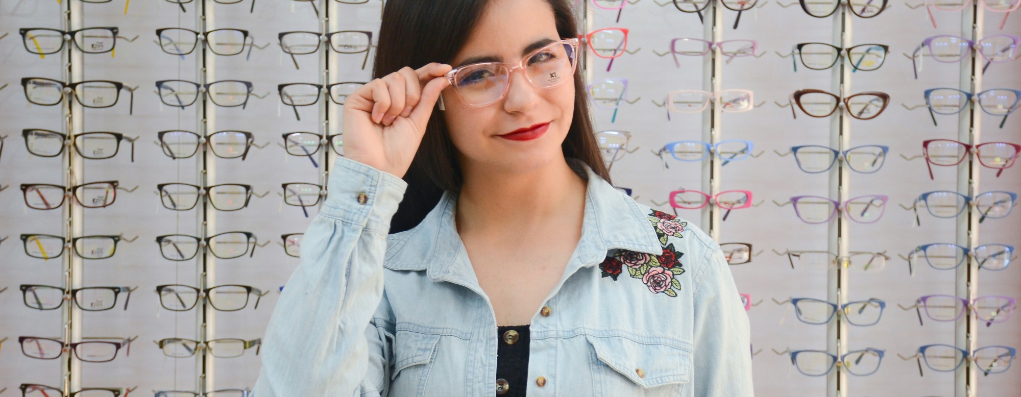 opticienne dans sa boutique