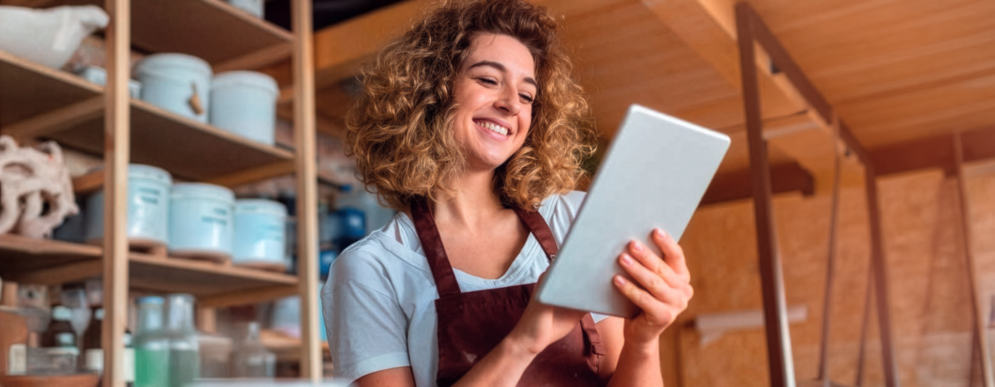 femme qui sourit tablette en main