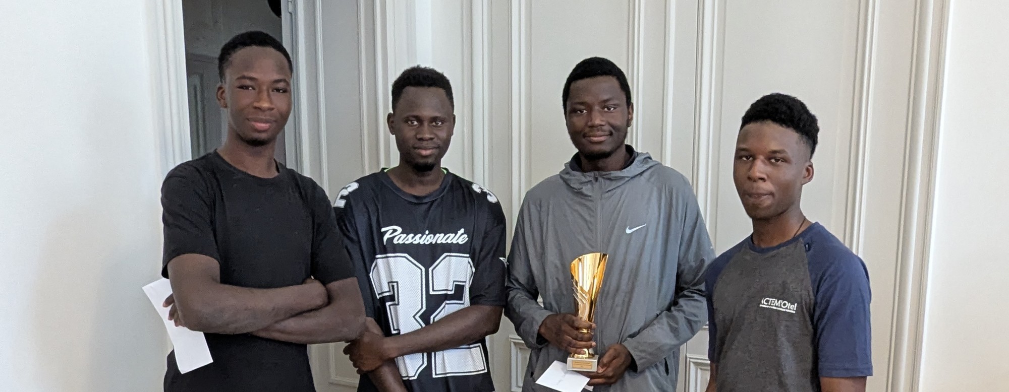 les quatre apprentis avec leur trophée