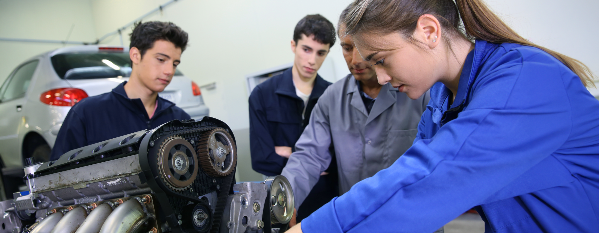Cours de carrosserie avec un professeur et des élèves