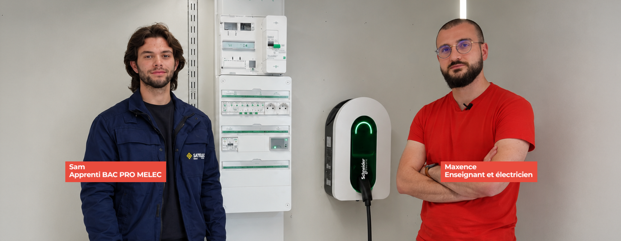 Prof et apprenti électricien devant une borne de recharge IRVE à CMA Formation Saint-Maur