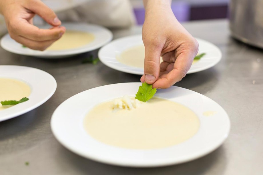 Cuisinier finalise un plat