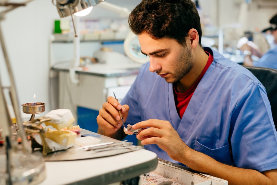 Prothésiste dentaire travaille sur un dentier