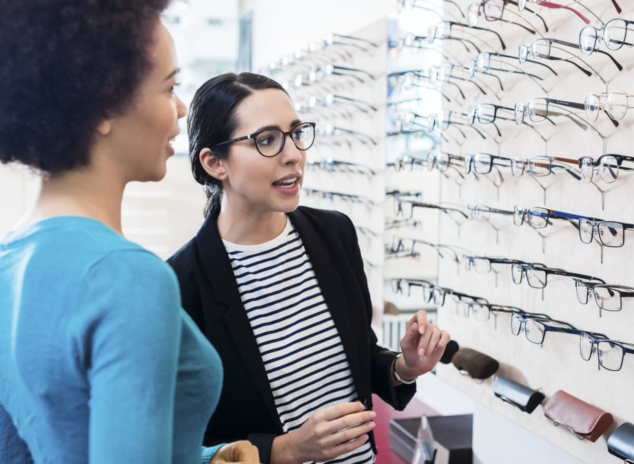 Opticienne conseille des lunettes à une cliente