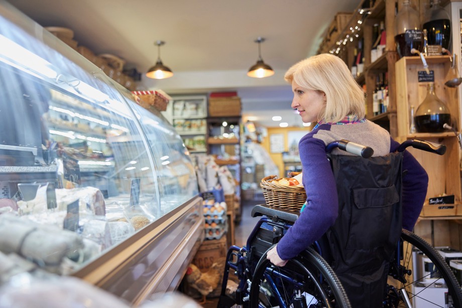Dame en fauteuil roulant qui regarde du fromage