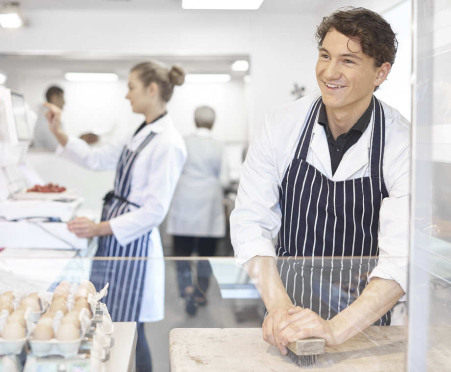Jeune apprenti dans le secteur alimentaire