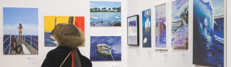 Femme assistant à une exposition d'Art