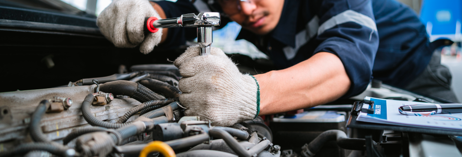 Mécanicien en train de réparer une voiture
