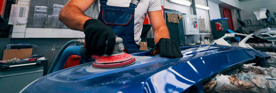 Carrossier rénove une voiture