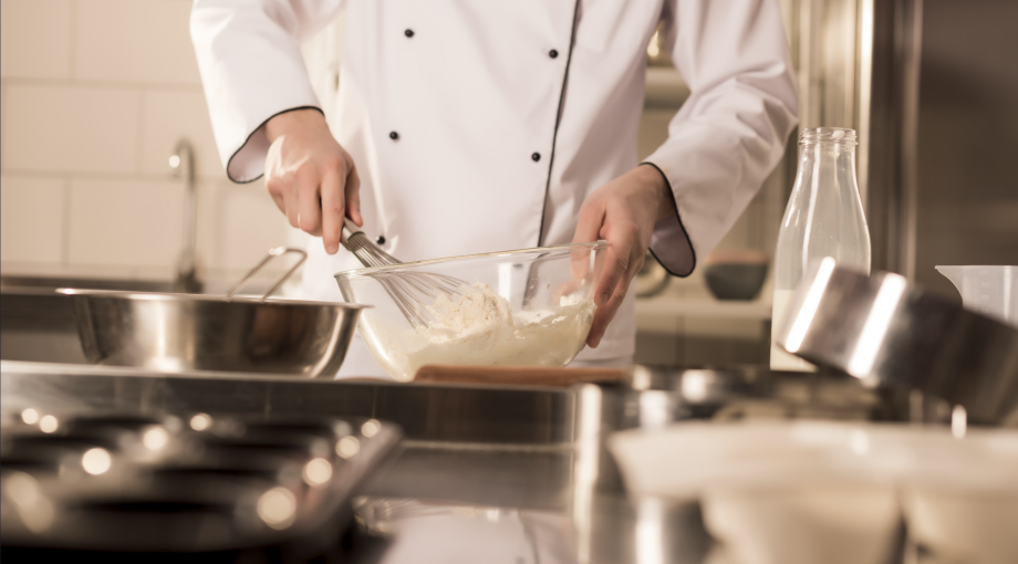 Pâtissier prépare une pâte