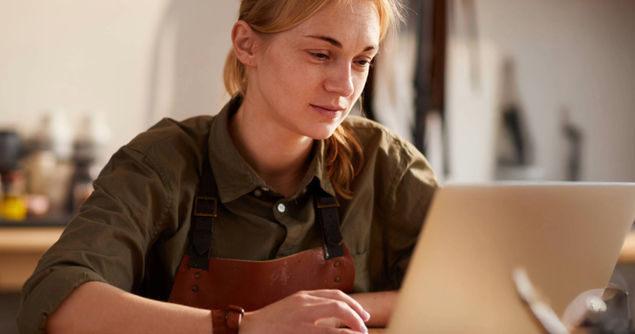 Jeune artisane devant son ordinateur
