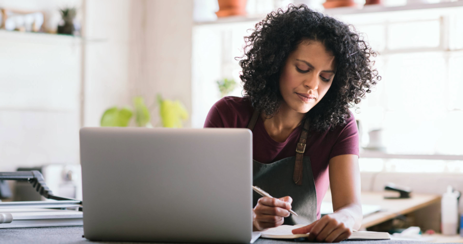 Jeune femme en train de travailler sur son ordinateur