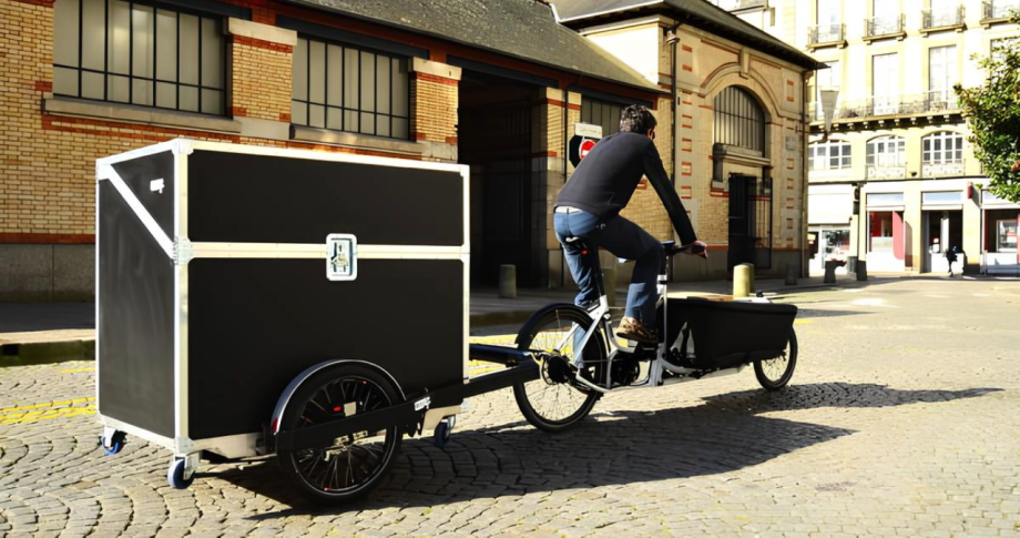 Artisan sur un vélo-cargo