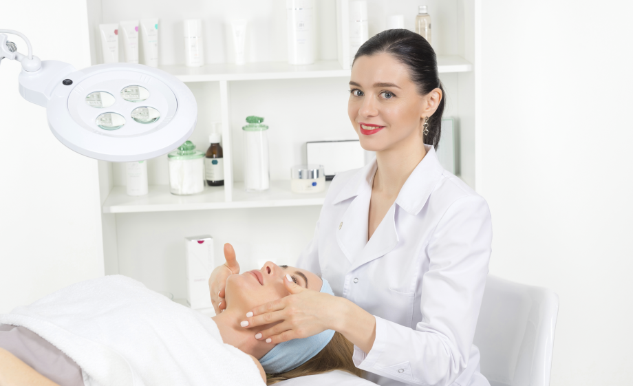 esthéticienne s'occupe d'une cliente