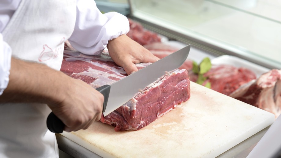 Boucher en pleine découpe de viande