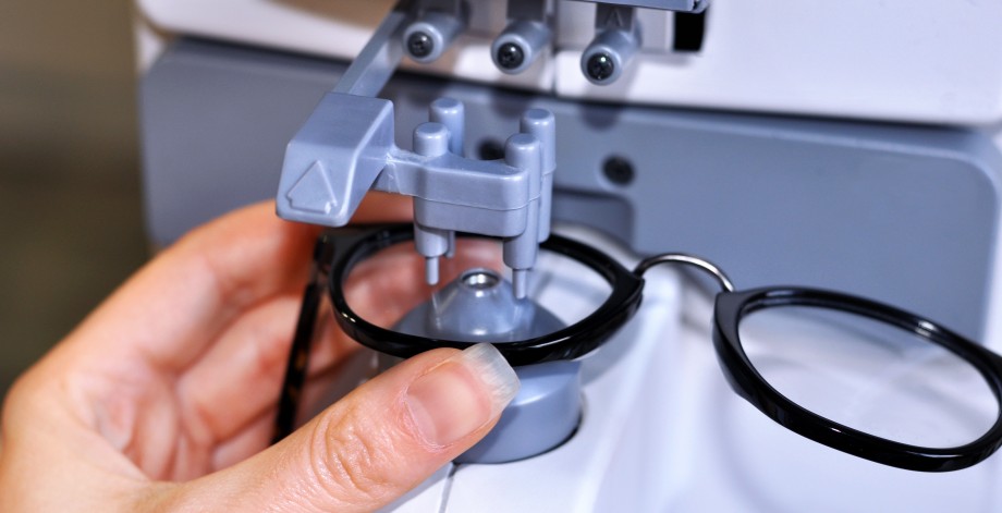 Opticien Lunetier en plein travail sur des lunettes