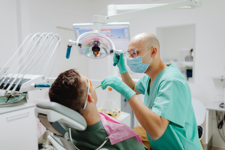 Chirurgien-dentiste réalisant un examen dentaire sur un patient dans un cabinet dentaire