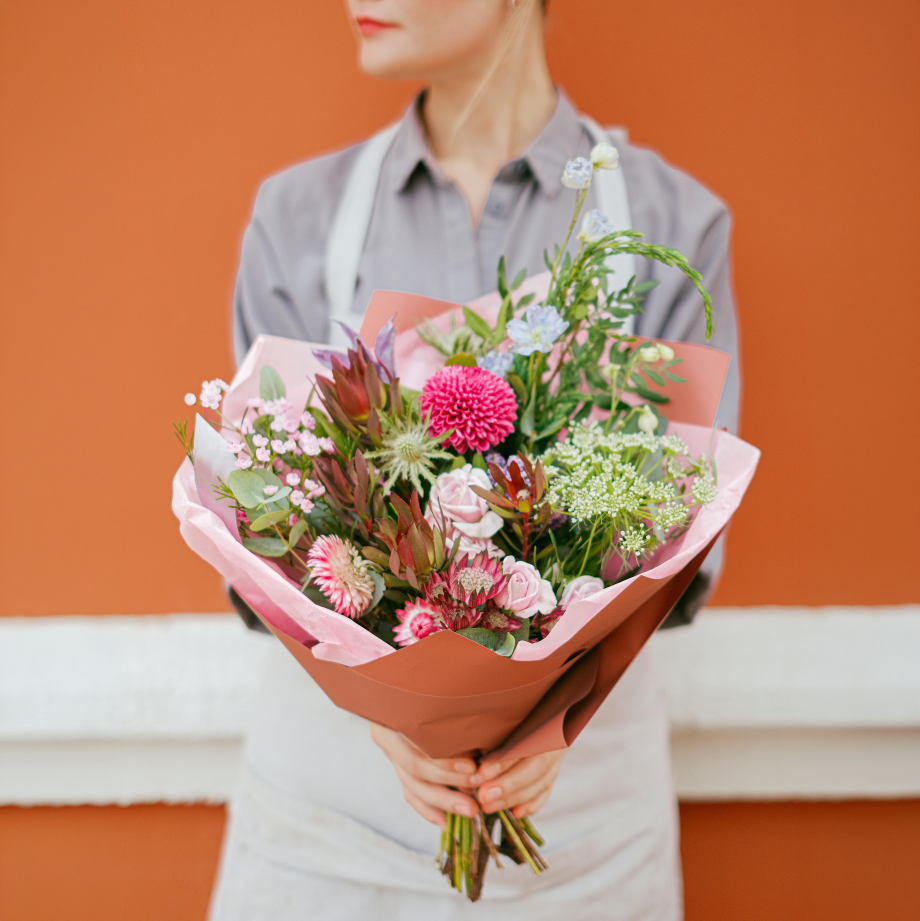 Bouquet de fleurs tenu par une fleuriste