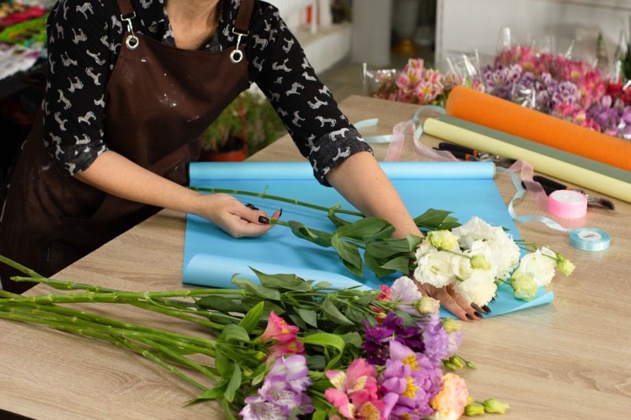 Fleuriste en pleine conception florale