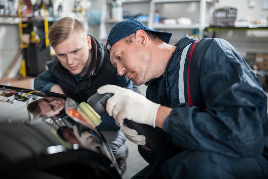 Apprenti carrossier observant son professeur