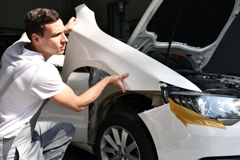 carrossier en plein travail