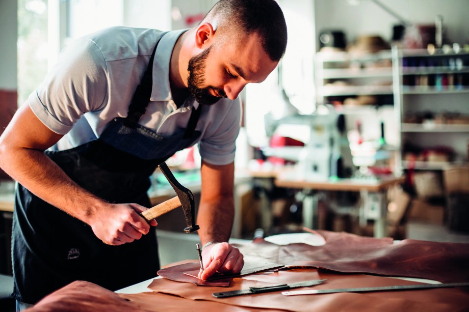 Artisan travaillant le cuir