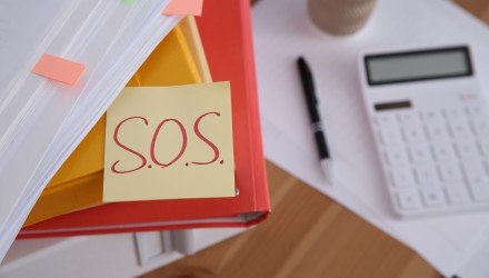 Bureau rempli avec un post-it SOS