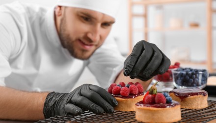Pâtissier qui dresse sa tartelette au fruits