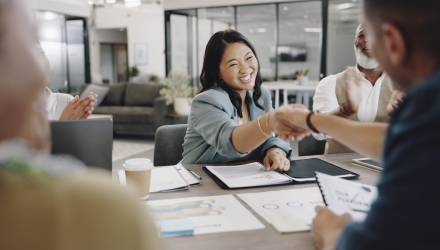 Femme serrant la main à un homme dans un bureau