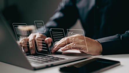 Personne travaillant sur un ordinateur portable