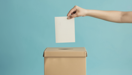 Main qui met un papier dans une boite