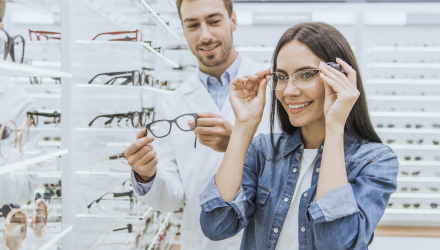 Opticienne fait essayer des lunettes à une cliente