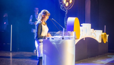 Présidente Buzzetti parlant au micro