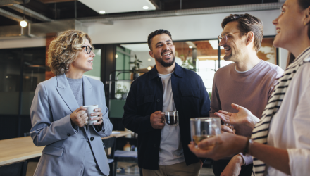 Jeunes patrons d'entreprises artisanales discutent