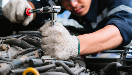 Mécanicien en train de réparer une voiture