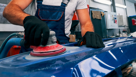 Carrossier rénove une voiture